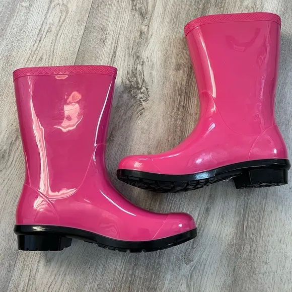 NWT. UGG Raana Rainboots big girls 4