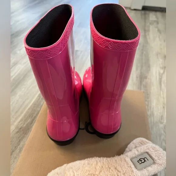 NWT. UGG Raana Rainboots big girls 4