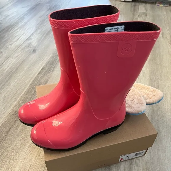 NWT. UGG Raana Rainboots big girls 4