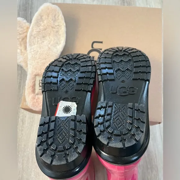 NWT. UGG Raana Rainboots big girls 4