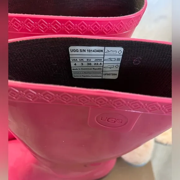 NWT. UGG Raana Rainboots big girls 4