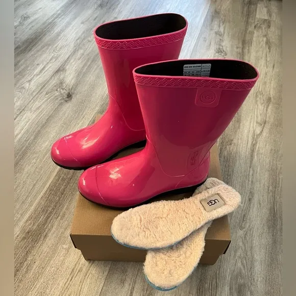 NWT. UGG Raana Rainboots big girls 4